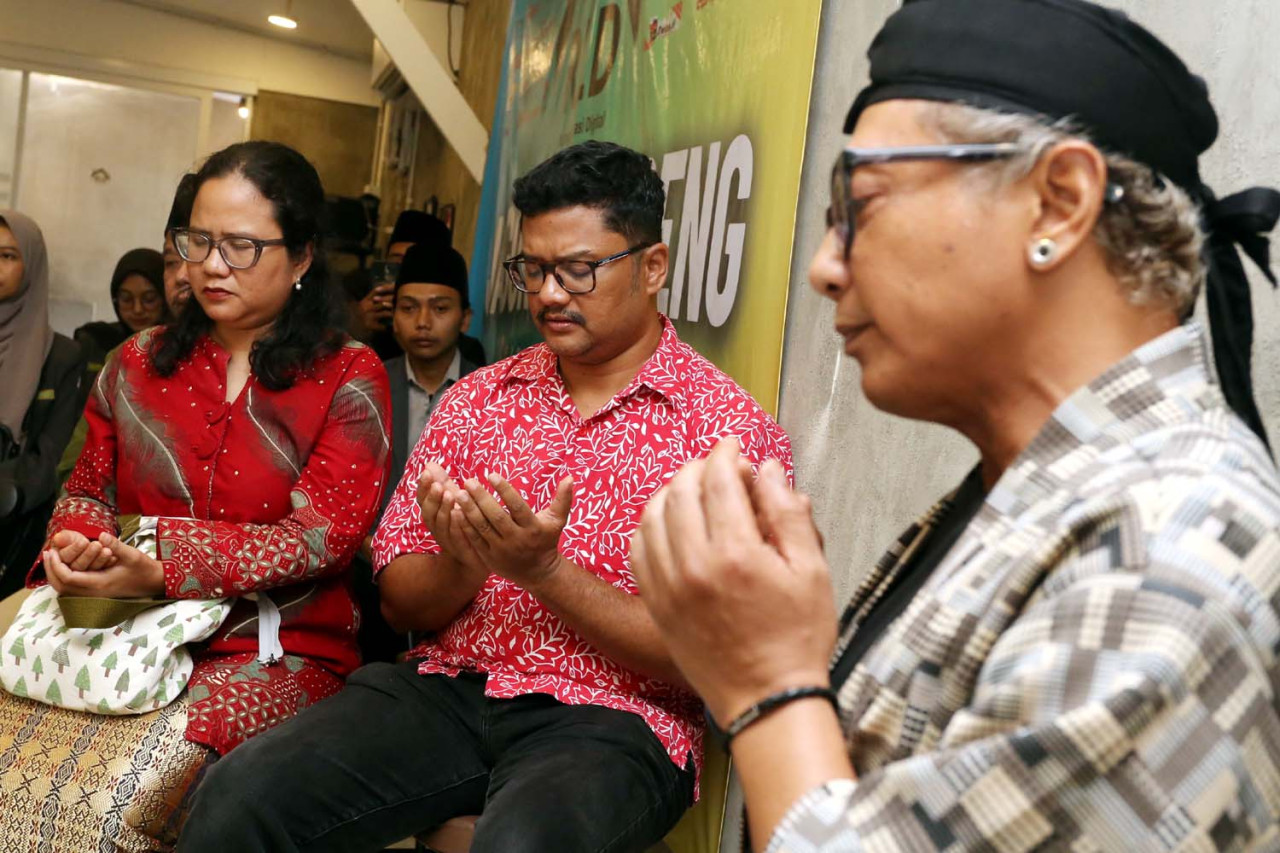 Putra-putri almarhum Dr. Rizal Ramli bersama peserta khusyuk memanjatkan doa dan tahlil dalam Haul II Dr. Rizal Ramli di Rumah Literasi Digital (RLD), Surabaya, Kamis (8/1/2026). (Foto: RLD/jatimnow.com)