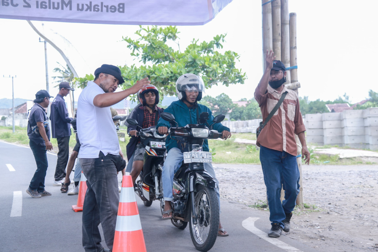 Foto: Pengunjung saat masuk ke kawasan wisata Pantai Watu Ulo dan Papuma di Jember. (Diskominfo/jatimnow.com)