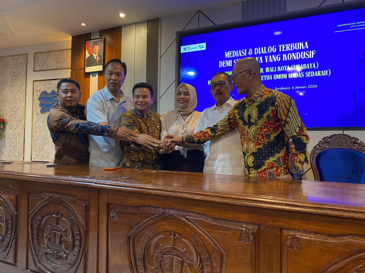 Madas dan Armuji menyatan damai (foto: Mandri for jatimnow.com)