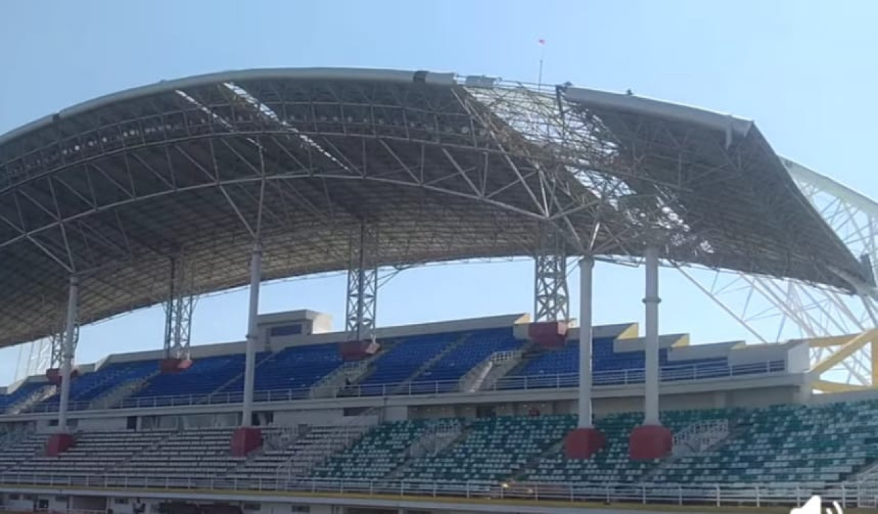 Foto: Kondisi atap JSG yang perlu dilakukan perbaikan. (Sugianto/jatimnow.com)