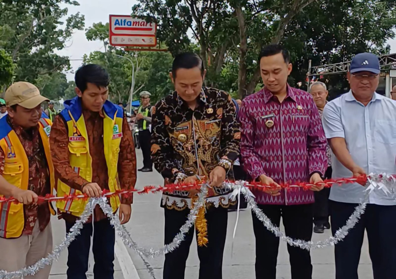 Foto: Peresmian Jalan Raya Plembon-Made, Lamongan. (Adyad Ammy Iffansah/jatimnow.com)