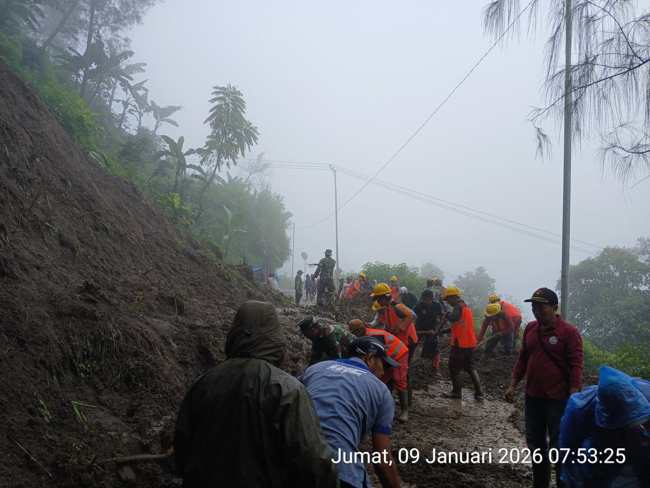 Proses pembukaan jalan jalur Bromo via Malang (foto: BPBD Malang for jatimnow.com)