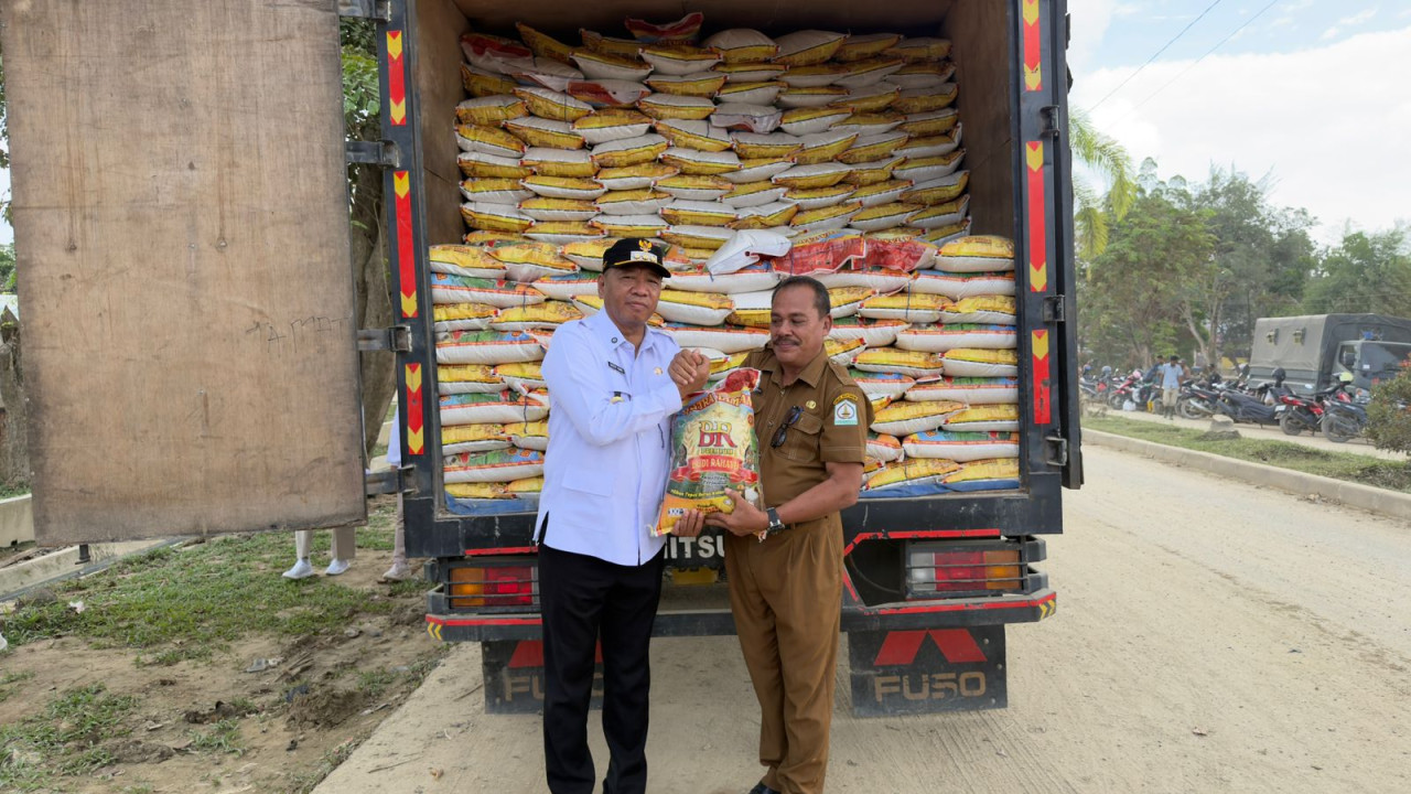 Foto: Bupati Tulungagung, Gatut Sunu Wibowo saat menyerahkan bantuan beras. (BPBD/jatimnow.com)