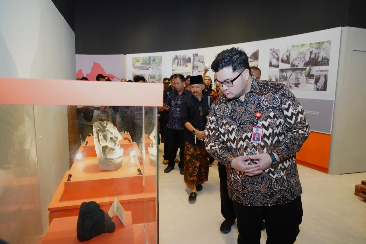 Foto: Bupati Kediri Hanindhito Himawan Pramana saat meninjau museum. (Prokopim/jatimnow.com)