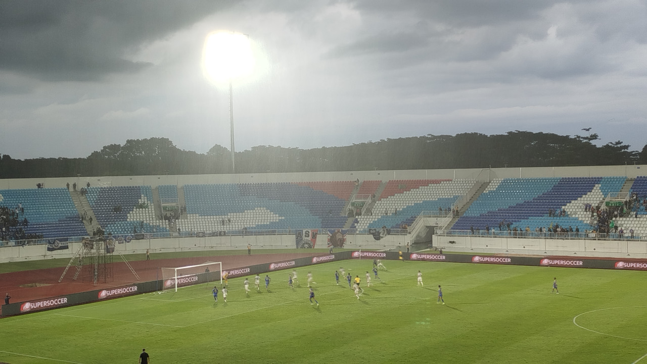 Arema FC lawan Persik Kediri di Stadion Kanjuruhan Malang (foto: Aris/jatimnow.com)