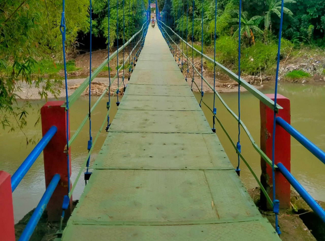 Foto: Jembatan gantung hasil gotong royong warga (Sugianto/jatimnow.com)