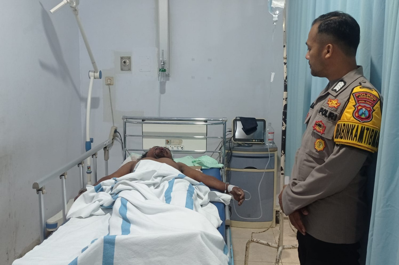 Foto: Polisi membawa tersangka ke rumah sakit (Polsek Wuluhan/jatimnow.com)