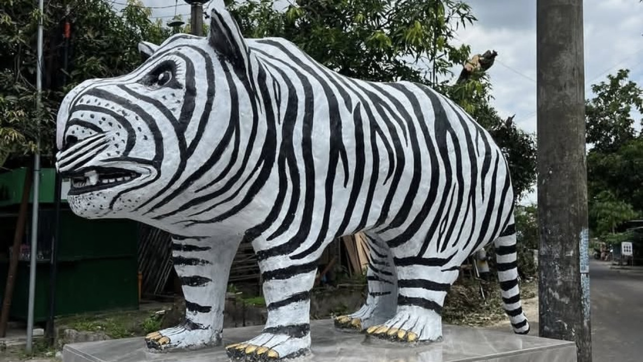 Patung Macan Putih viral di Balongjeruk, Kediri. (Foto: Yanuar Dedy/jatimnow.com)