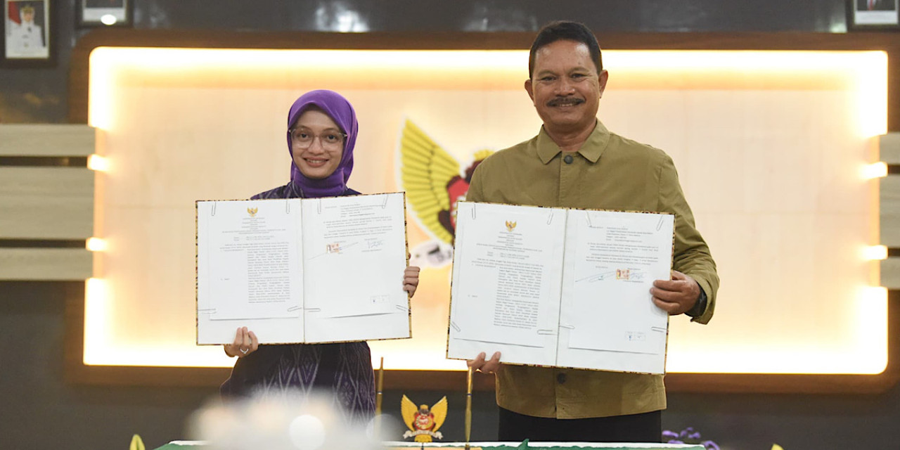 Wali Kota Kediri Vinanda Prameswati dan Wali Kota Madiun Maidi usai teken kerja sama di Ruang Joyoboyo. (Foto: Pemkot Kediri/jatimnow.com)