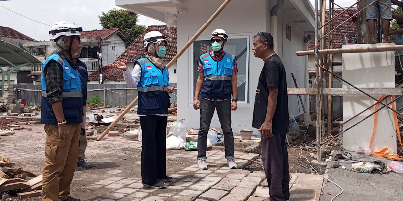 Kepala Dinas Perdagangan dan Perindustrian Kabupaten Kediri sekaligus Pejabat Pembuat Komitmen (PPK) Pasar Ngadiluwih, Tutik Purwaningsih saat sidak Pasar Ngadiluwih. (Foto: Nanik for jatimnow.com)