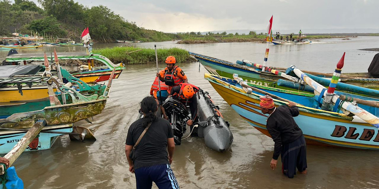 Tim Gabungan saat melakukan pencairan korban tenggelam. (Foto: BPBD Jember/jatimnow.com)
