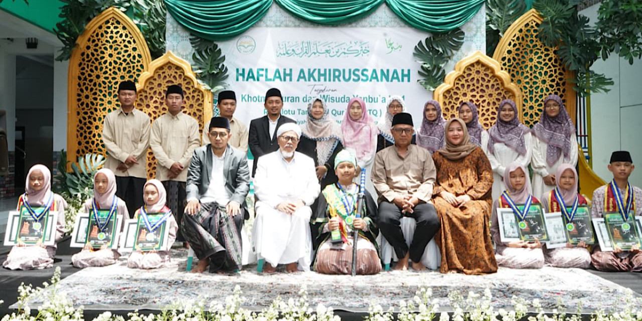 Gus Qowim saat menghadiri Haflah Akhirussanah, Tasyakuran Khotmil Qur’an, dan Wisuda Yanbu’a ke-1 Roudlotul Tarbiyatil Qur’an (RTQ) MDT Ula Al-Asy’ari. (Foto: Pemkot Kediri/jatimnow.com)
