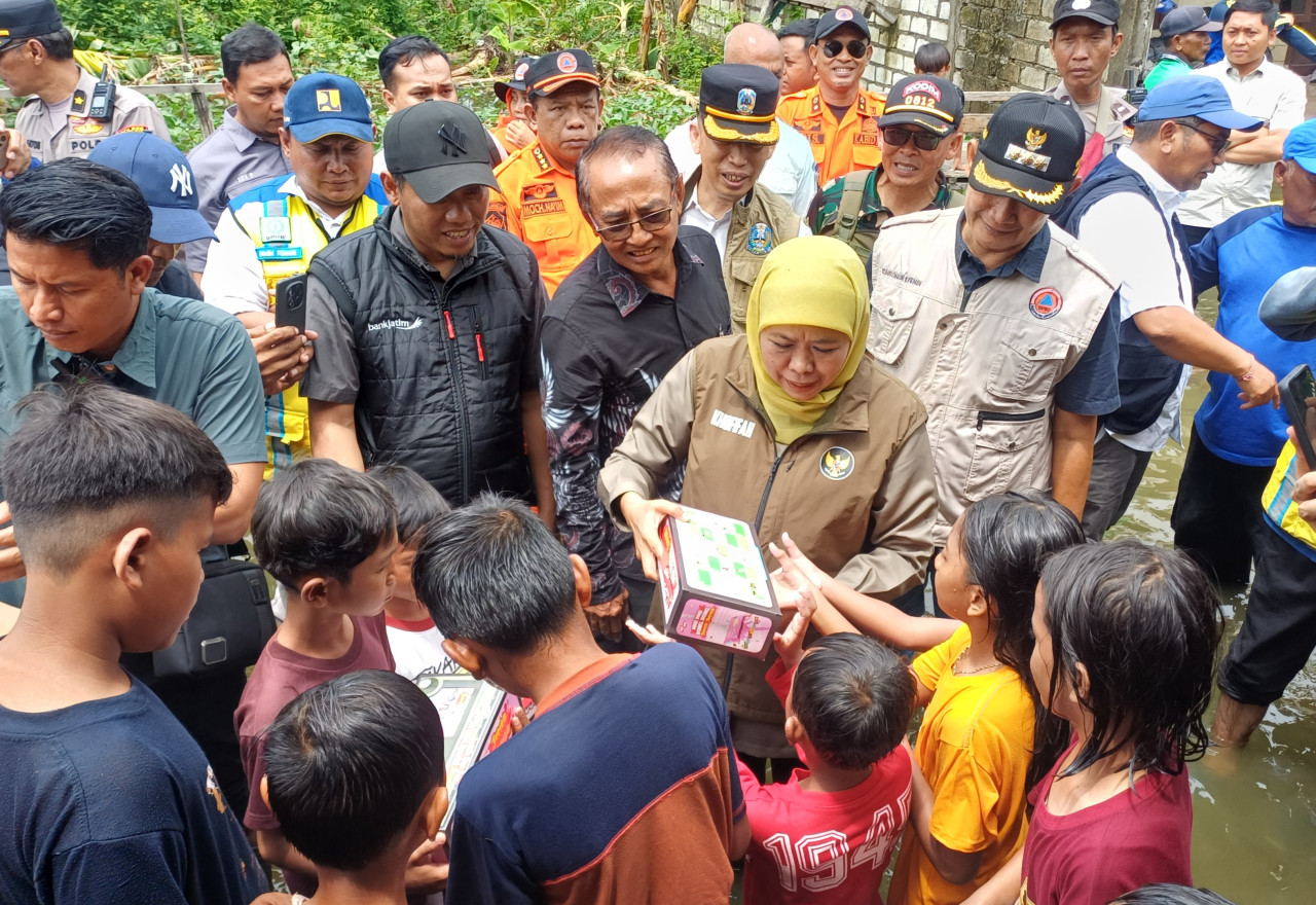 Siaga Banjir, Gubernur Khofifah Kunjungi Warga Terdampak di Lamongan