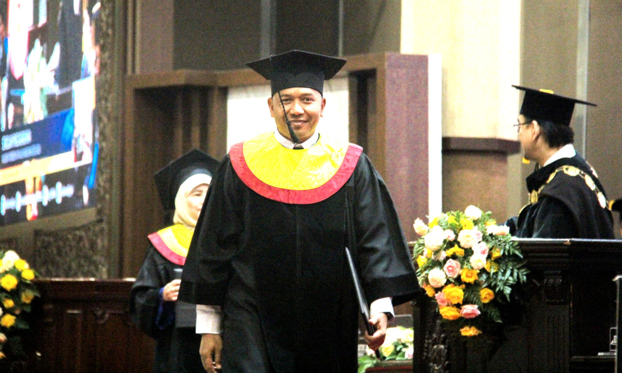 Letkol Mar Iwan Permana, Komandan Resimen Kavaleri 2 Marinir, resmi menyandang gelar Doktor Ilmu Ketahanan Nasional dengan predikat Cumlaude dari Universitas Brawijaya Malang. (Foto/Dinas Penerangan)