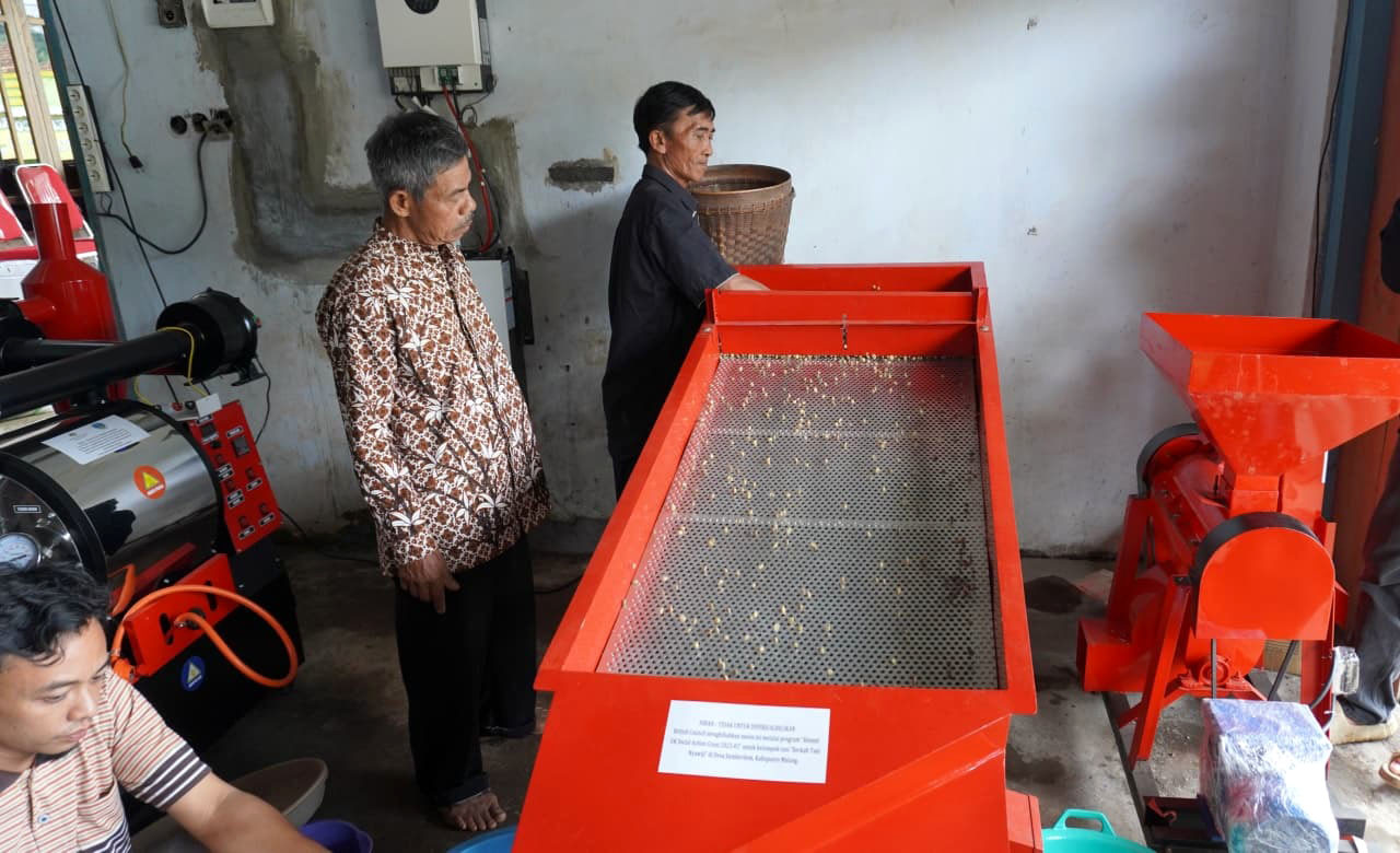 Mesin sortasi yang memungkinkan biji kopi dipisahkan berdasarkan ukuran dengan lebih cepat dan rapi, sehingga menghasilkan kualitas panen yang lebih seragam. (Foto: Humas UK Petra/jatimnow.com)
