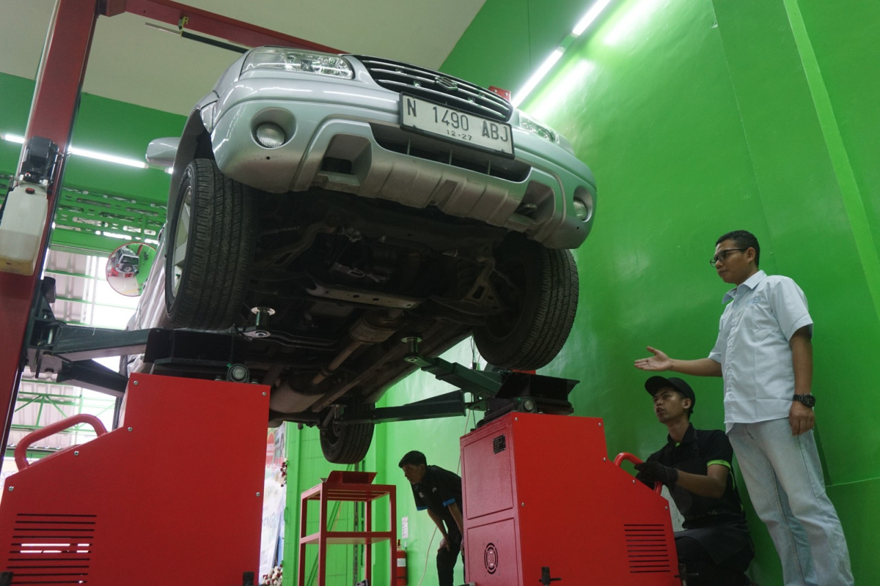Layanan servis mobil road shaking simulator alias ‘mobil goyang’ ala bengkel Mobeng Malang (Foto: Aris/jatimnow.com)