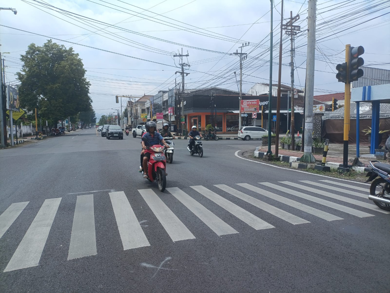 Foto: Pengendara di Tulungagung. (Bramanta/jatimnow.com)