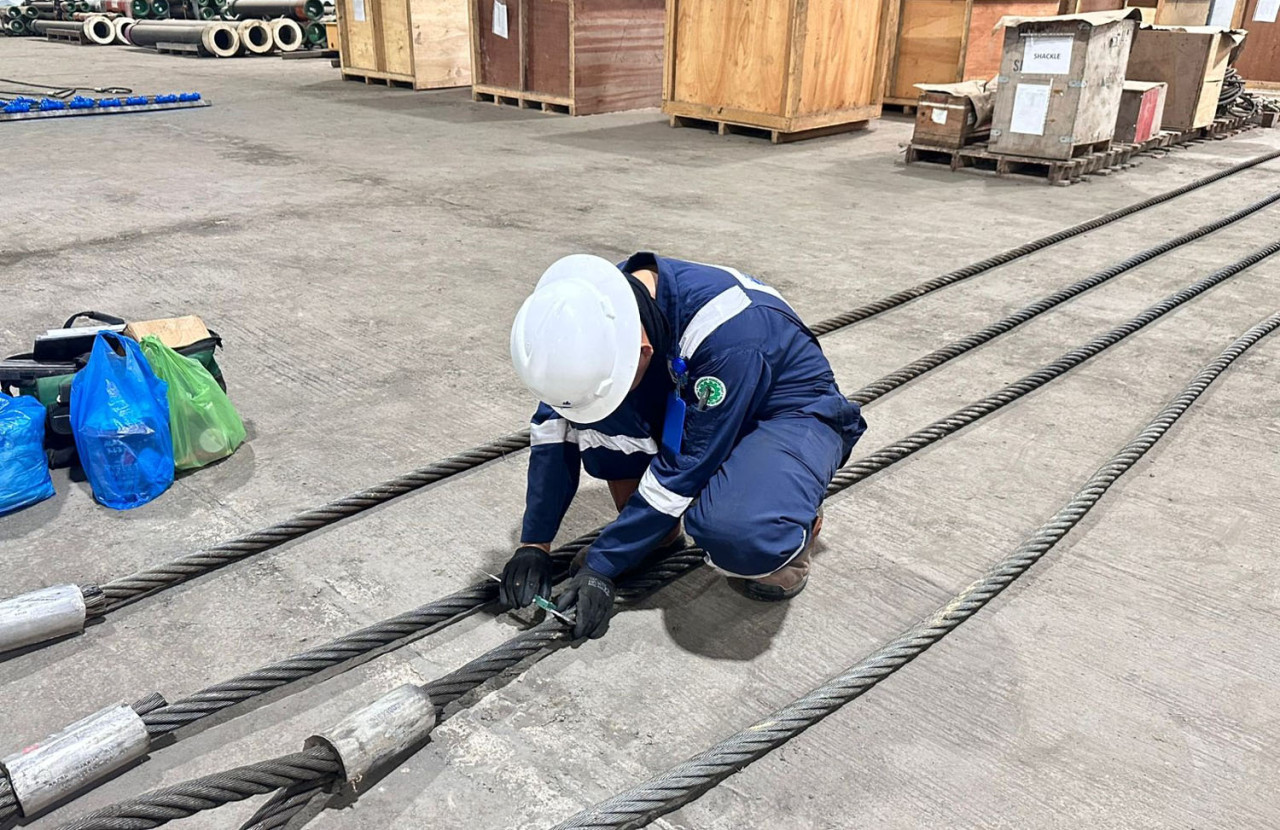 Pekerja memeriksa kabel-kabel berat, memastikan kepatuhan terhadap standar keselamatan yang ketat di PT Pelabuhan Tanjung Priok (PTP Nonpetikemas) di Lhokseumawe. (Foto:PTP Nonpetikemas/jatimnow.com)