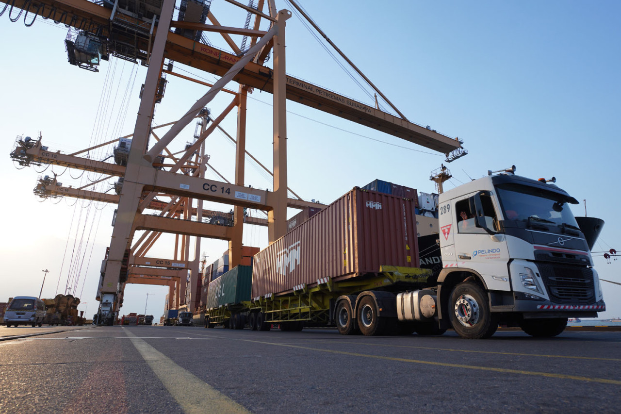 Aktivitas bongkar muat di Dermaga Internasional PT Terminal Petikemas Surabaya (TPS). (Foto: Humas TPS/jatimnow.com)