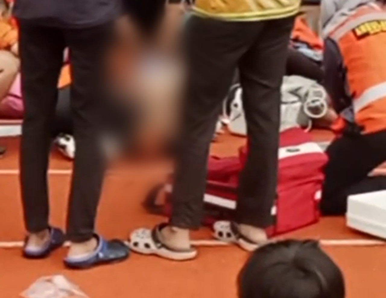 Foto: Penanganan tim medis ke Kuncoro saat kolabs di Stadion Gajayana Malang. (facebook/jatimnow.com))