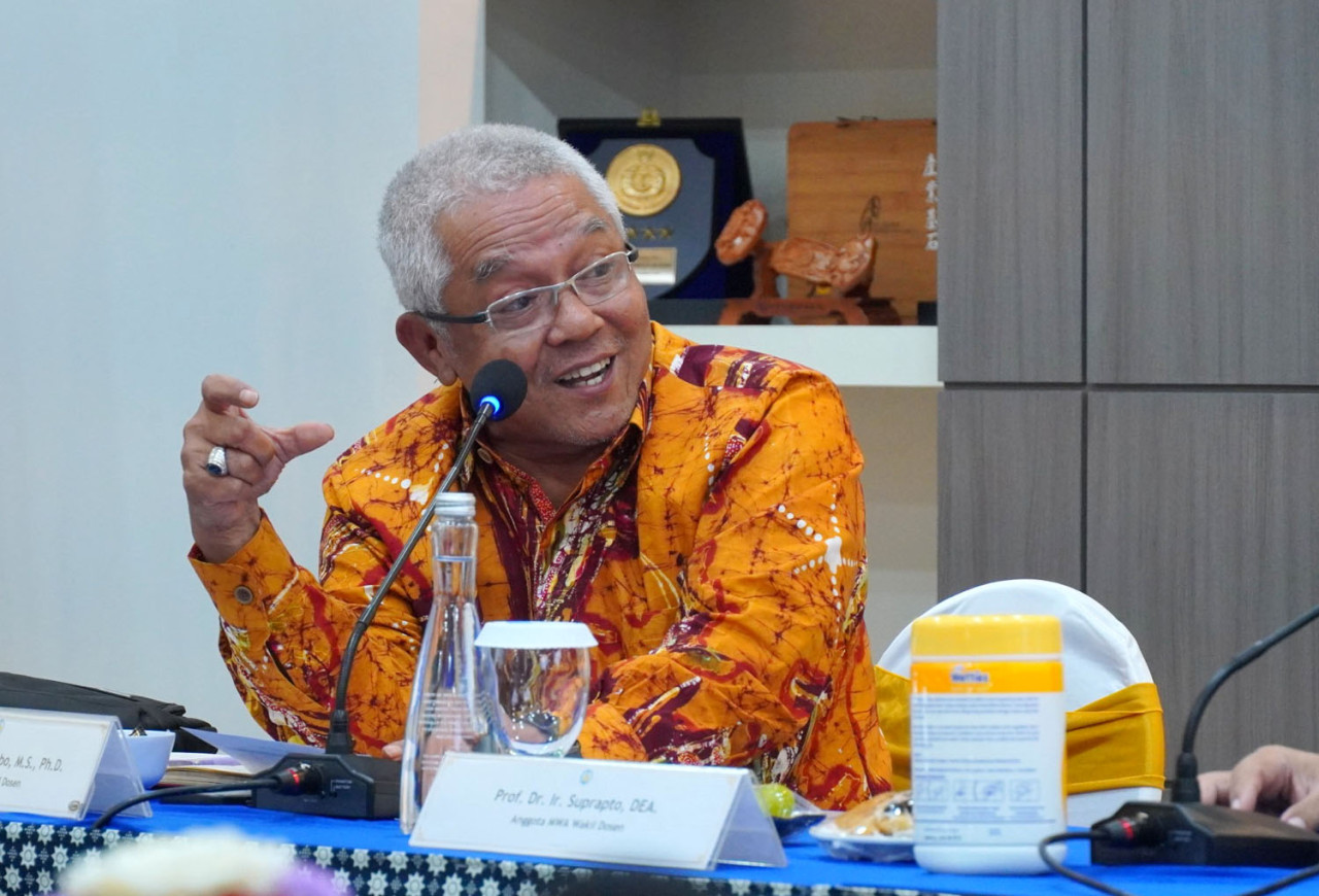 Prof Ir Priyo Suprobo MS PhD saat menyampaikan komitmennya sebagai Ketua MWA ITS periode 2026 – 2031 pada sidang pleno MWA ITS. (Foto: Humas ITS/jatimnow.com)