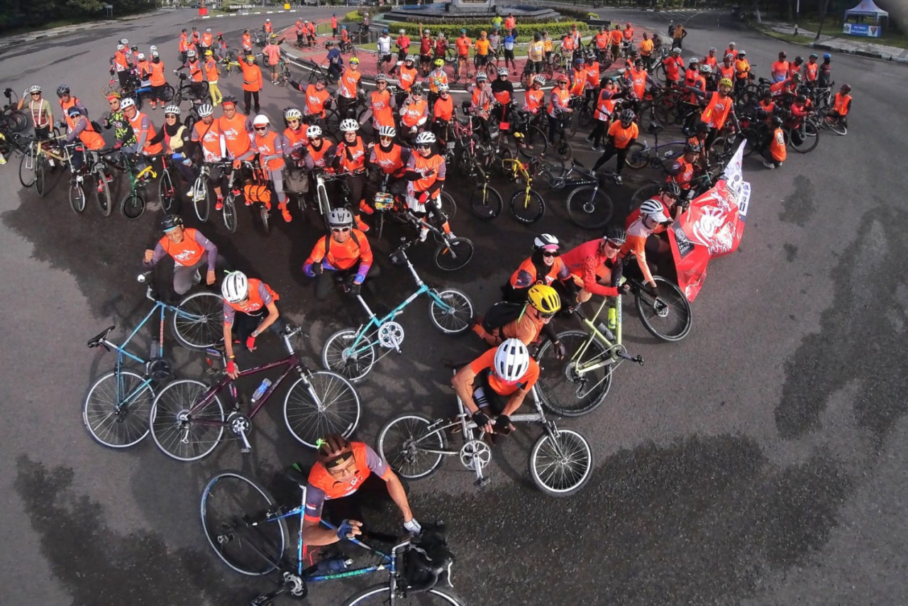 Ratusan pesepeda dari berbagai komunitas di Surabaya menggelar kegiatan Ride for Aceh Sumatera pada 24 Januari 2026. (Foto: Wirawan for JatimNow.com)