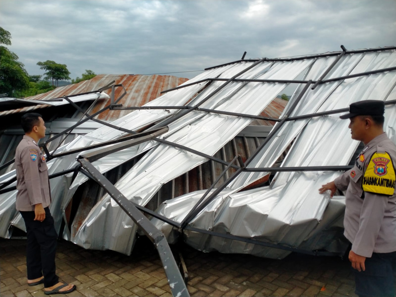 Foto: Salah satu bangunan yang rusak karena angin kencang di Tulungagung. (BPBD/jatimnow.com)