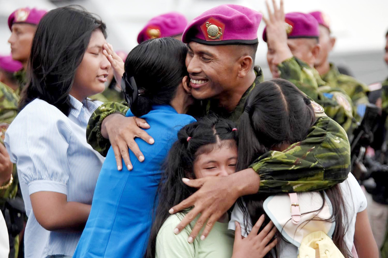 Seorang prajurit Yonif 1 Marinir memeluk keluarganya saat tiba di Dermaga Semampir Ujung, Surabaya, Senin (5/1/2026). (Foto: Ainul Yakin for JatimNow.com)