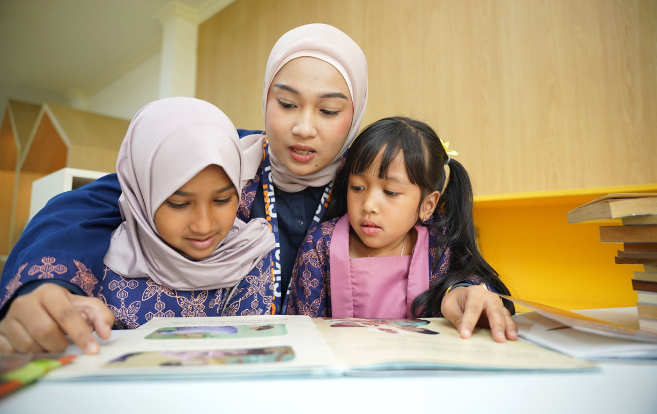 Pendidik SD Cikal Kemang mengajak anak-anak menyusun balok-balok mainan untuk memahami fondasi keyakinan mereka. (Foto: SD Cikal/jatimnow.com)