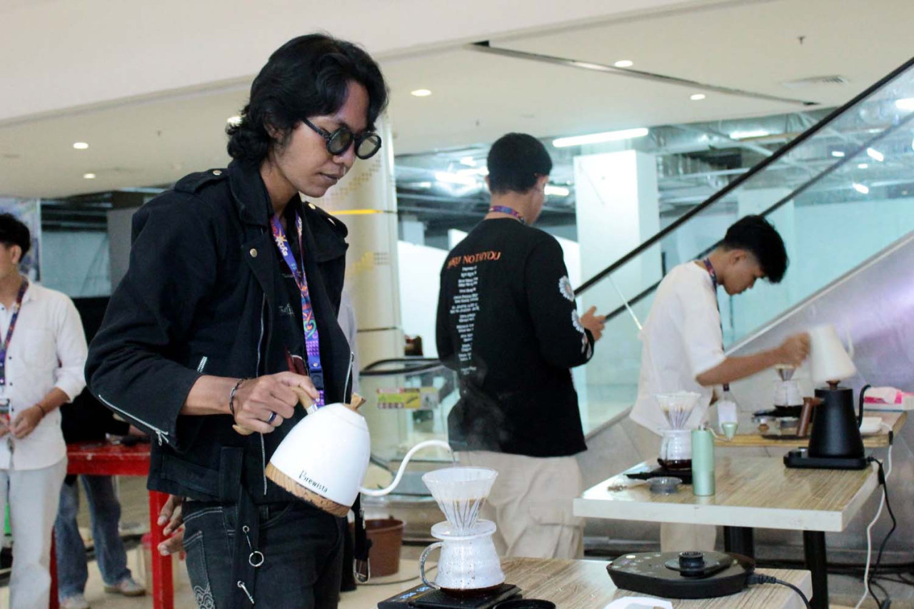Manual Brew Competition yang diikuti peserta dari berbagai daerah di Jawa Timur memeriahkan Synchroma Fest 2026. (Foto: Humas Unitomo/jatimnow.com)