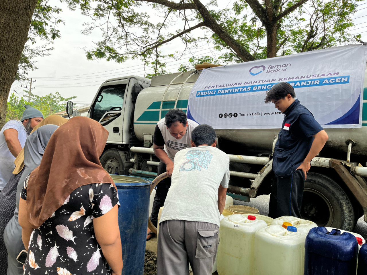 Teman Baik menyalurkan 16.000 liter air bersih dan air siap minum ke dua posko di Desa Sungai Liput. (Foto: Teman Baik/jatimnow.com)