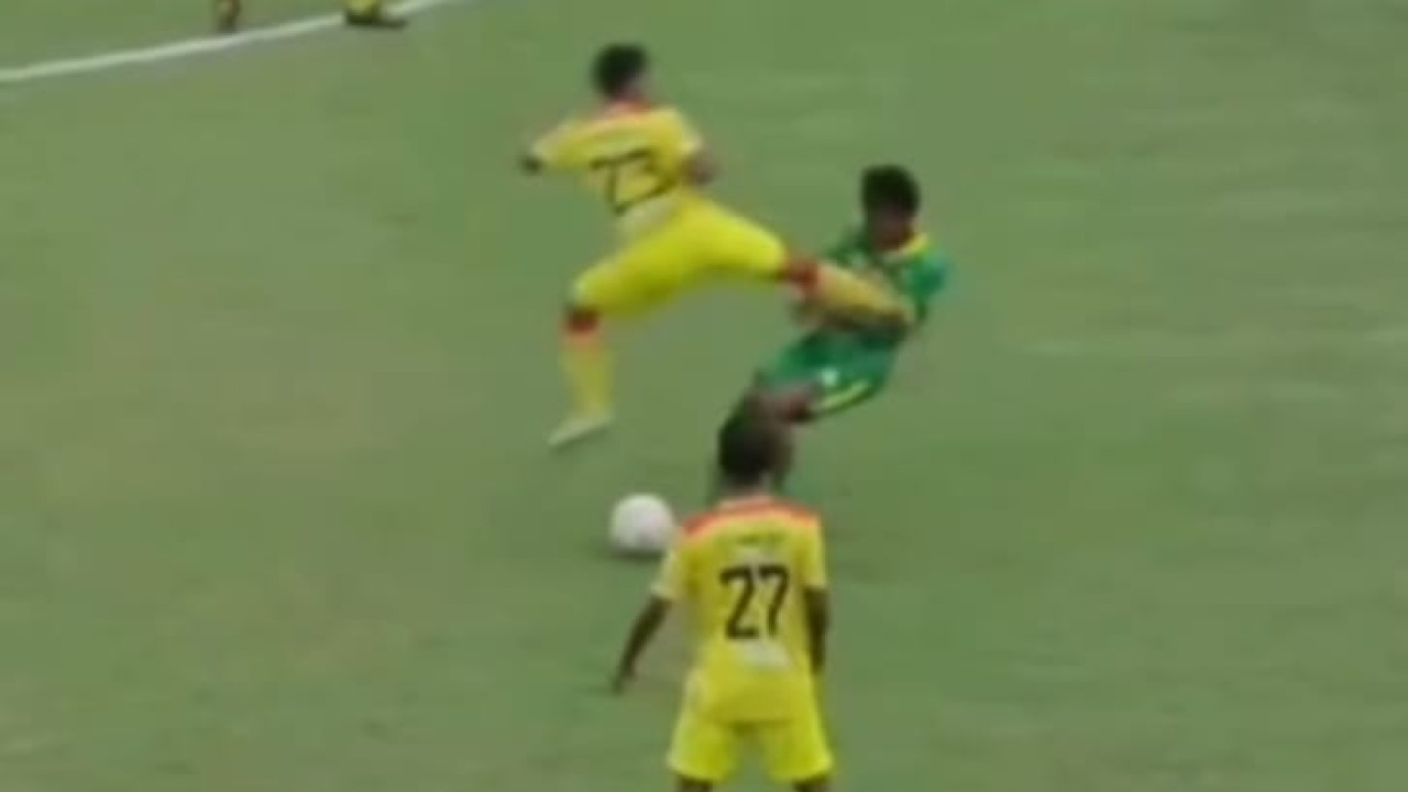 Foto: Tendangan kungfu yang dialami pemain Perseta 1970 Tulungagung. (Capture/jatimnow.com)