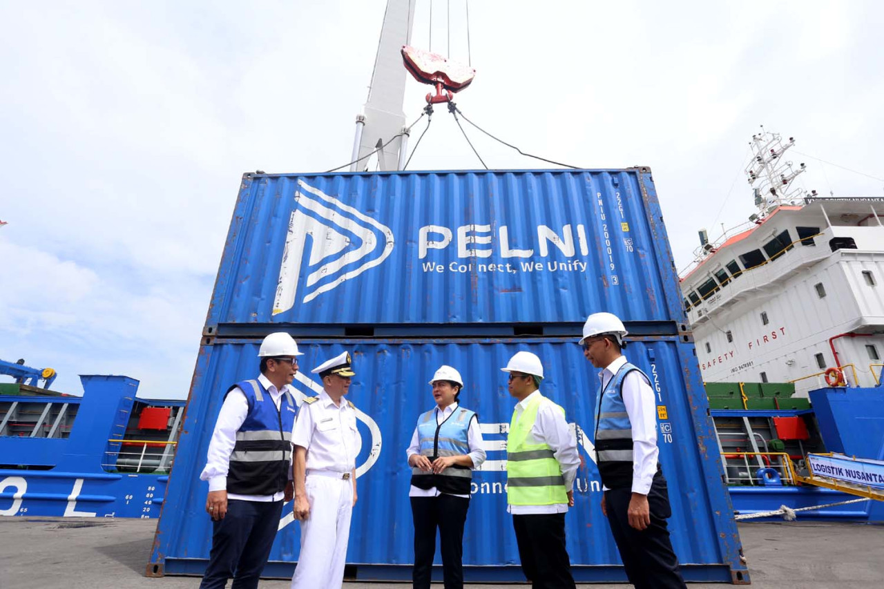 Direktur Utama PT PELNI (Persero), Tri Andayani, bersama stakeholder ketika melepas pelayaran perdana kapal Tol Laut Pelni 2026, di Pelabuhan Tanjung Perak, Sabtu (10/1/2026). (Foto: Ali Masduki/jatimnow.com)