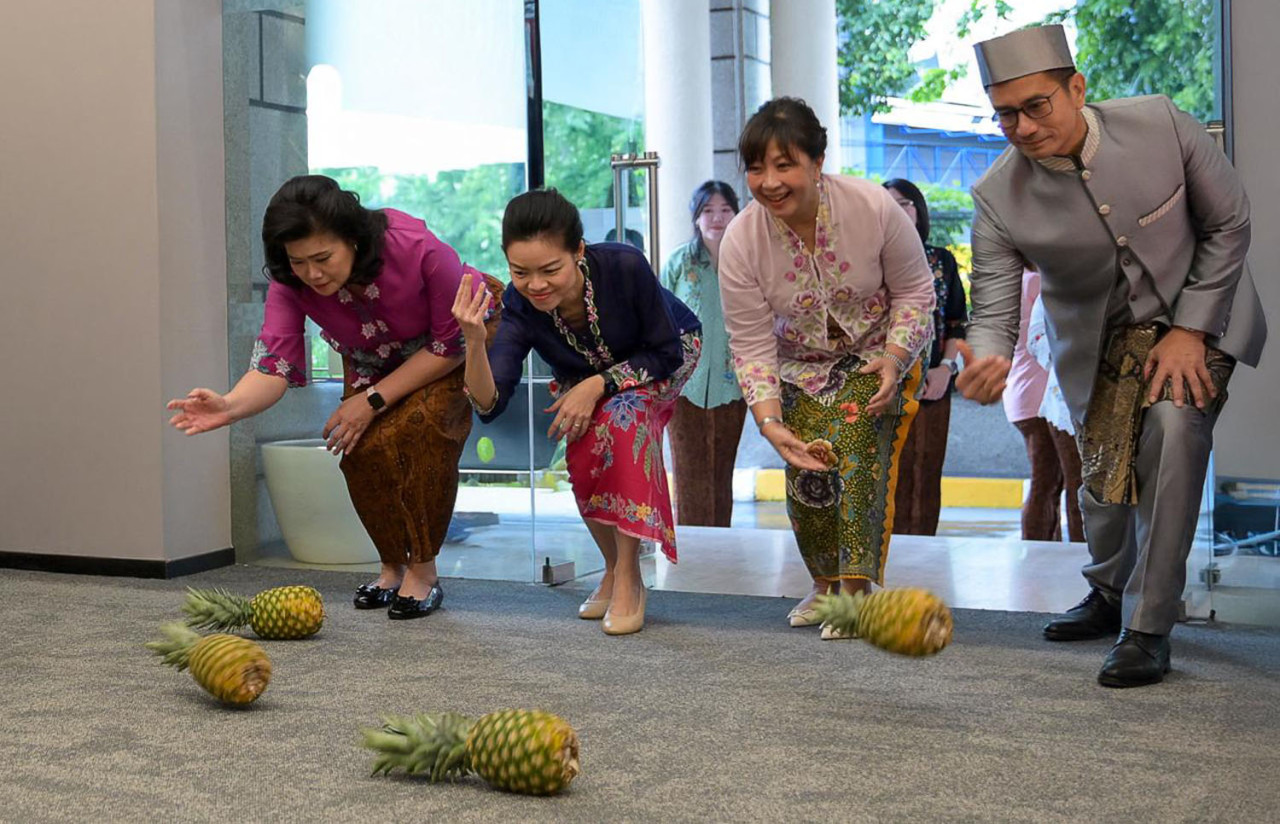 Jajaran manajemen HSBC Indonesia bersama tamu undangan melakukan prosesi simbolis saat peresmian Wealth Center HSBC Surabaya, Rabu (29/1/2026). (Foto: Ali Masduki/jatimnow.com)