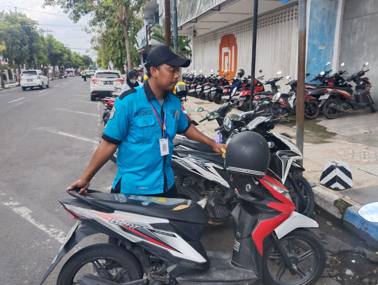 Foto: Petugas parkir di Tulungagung. (Bramanta/jatimnow.com)