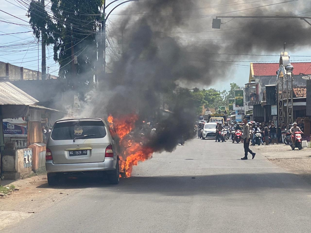 Diduga Korsleting, Mobil di Tulungagung Terbakar