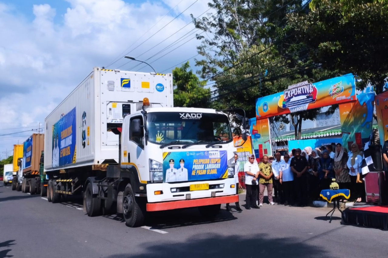 Foto: Pemkab Lamongan saat melepas ekspor tahun 2025. (Adyad Ammy Iffansah/jatimnow.com)