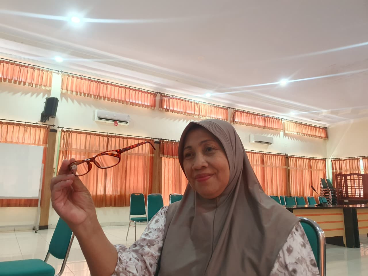 Foto: Salah satu penderita hipermetropi atau gangguan penglihatan mata plus di Tulungagung saat mendapatkan bantuan kacamata baca gratis. (Bramanta/jatimnow.com)