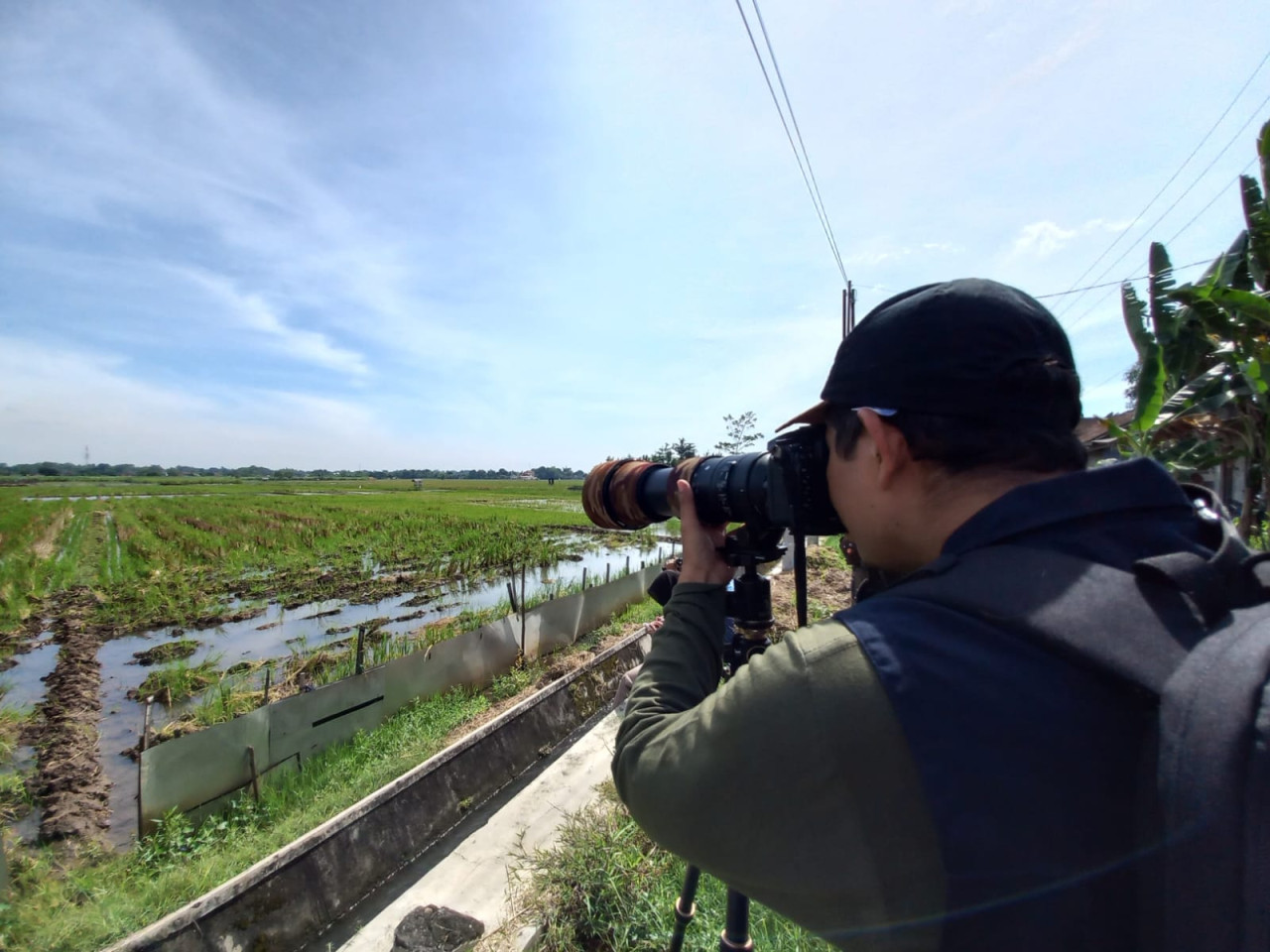 Foto: Salah satu mahasiswa mengamati jalur migrasi burung di Tulungagung. (Bramanta/jatimnow.com)