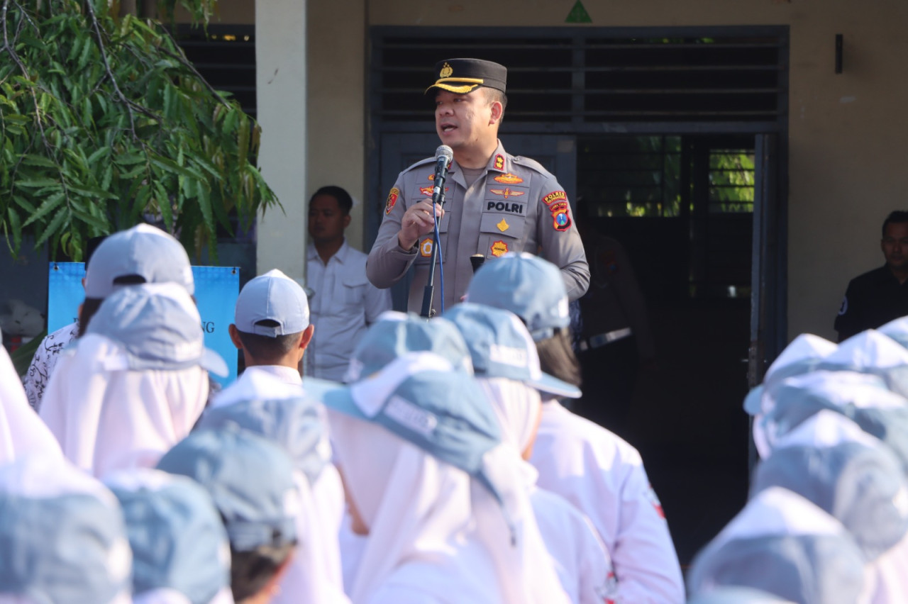 Foto: Kapolres Tulungagung AKBP Taat Resdi saat menjadi guru tamu di sebuah sekolah. (Polres Tulungagung/jatimnow.com)