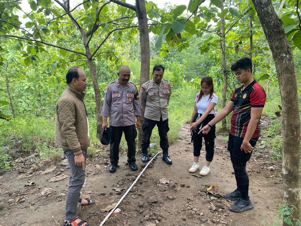 Foto: Polisi saat lakukan olah TKP di lokasi penemuan korban. (Polsek Boyolangu/jatimnow.com)