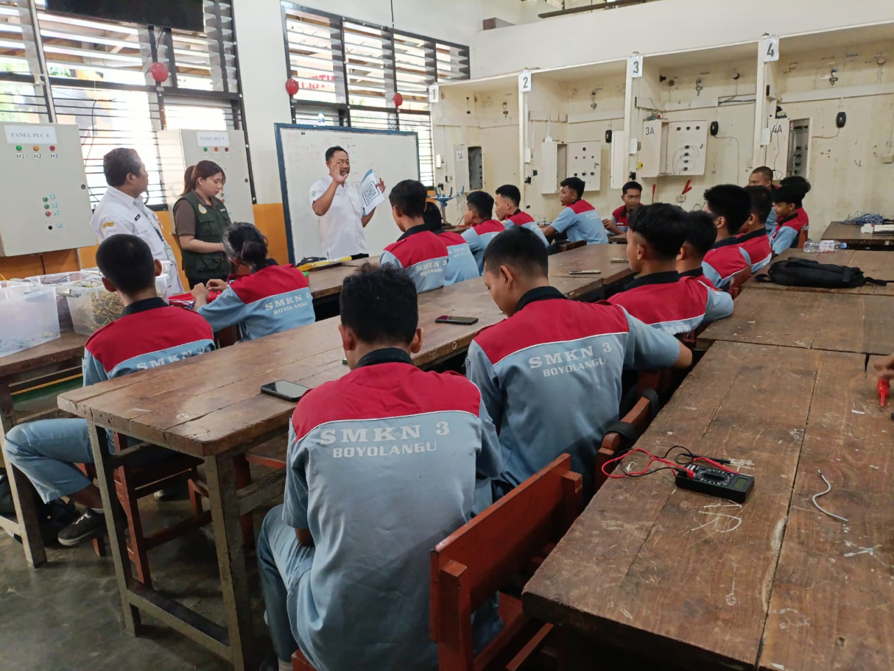 Foto: Petugas saat melakukan survey epidemiologi ke siswa SMKN 3 Boyolangu. (Bramanta/jatimnow.com)