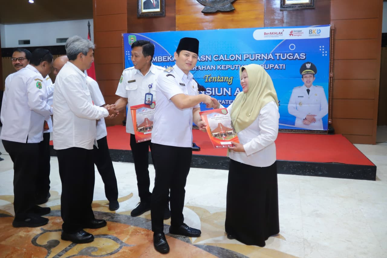 Foto: Bupati Trenggalek, Mochamad Nur Arifin saat menyerahkan SK pensiun. (Prokopim/jatimnow.com)