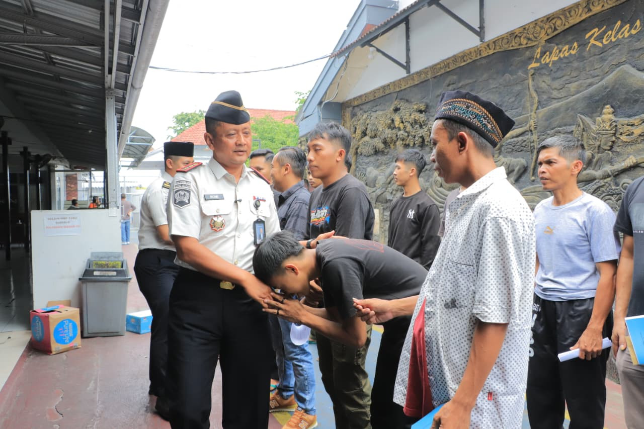 Foto: Warga binaan Lapas Blitar yang bebas dalam program integrasi. (Lapas Blitar/jatimnow.com)