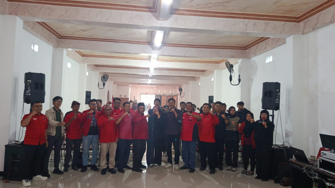 Foto: Mahasiswa dan DPC PDIP Tulungagung usai melakukan audiensi. (Bramanta/jatimnow.com)