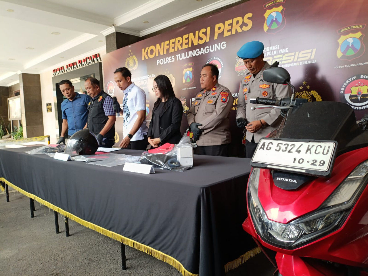 Foto: Polisi merilis penangkapan jambret yang viral di medsos. (Bramanta/jatimnow.com)