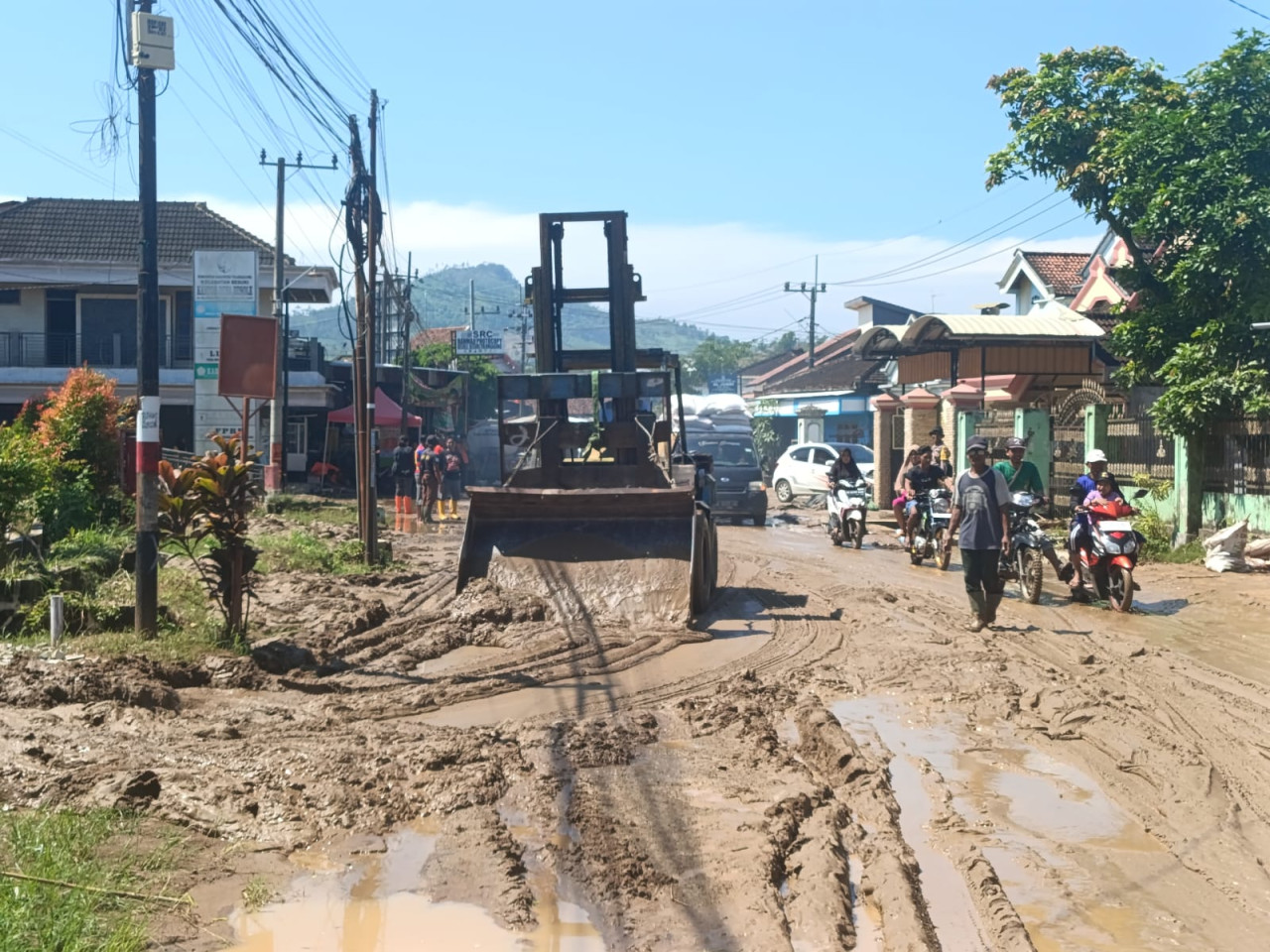 Banjir Surut, Lumpur Tutup Akses Jalan di Tulungagung