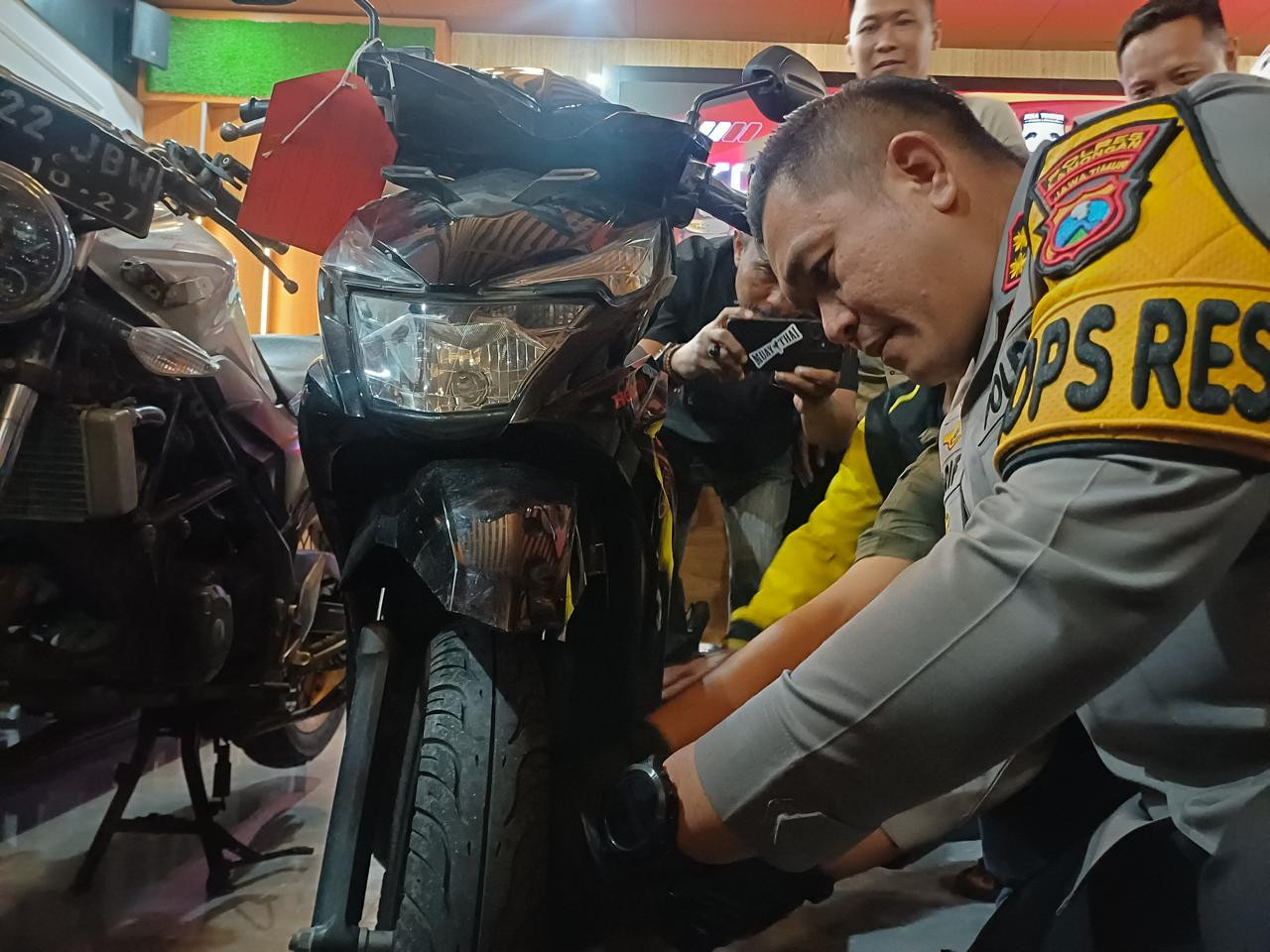 Kapolres Lamongan, AKBP Arif Fazlurrahman saat menyimulasikan kunci ganda untuk antisipasi curanmor. (Foto: Adyad Ammy Iffansah/jatimnow.com)