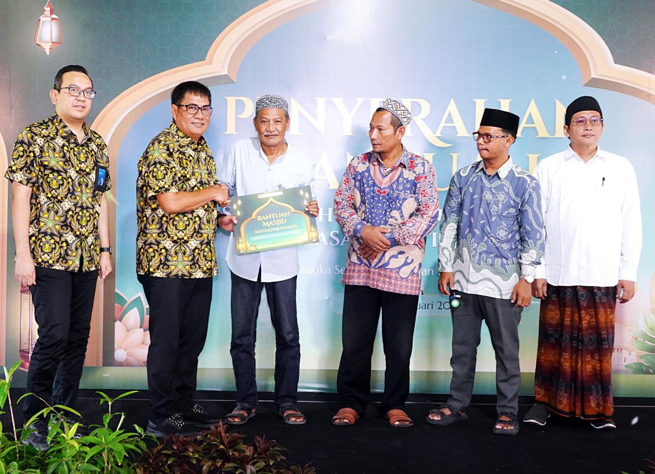 Direktur Utama Petrokimia Gresik, Daconi Khotob secara simbolis menyerahkan bantuan operasional tempat ibadah. (Foto: Petrokimia Gresik)