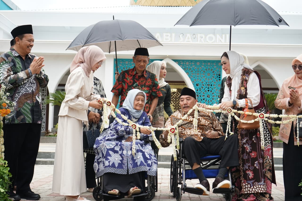 Wali Kota Kediri Vinanda Prameswati saat menghadiri peresmian Masjid Jami' Abi Sa'roni. (Foto: Pemkot Kediri/jatimnow.com)